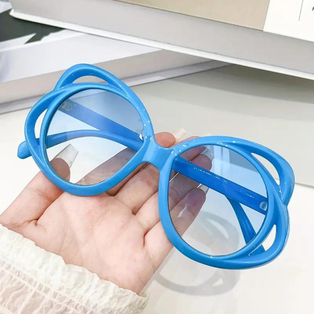 Oversized round sunglasses in vibrant blue"