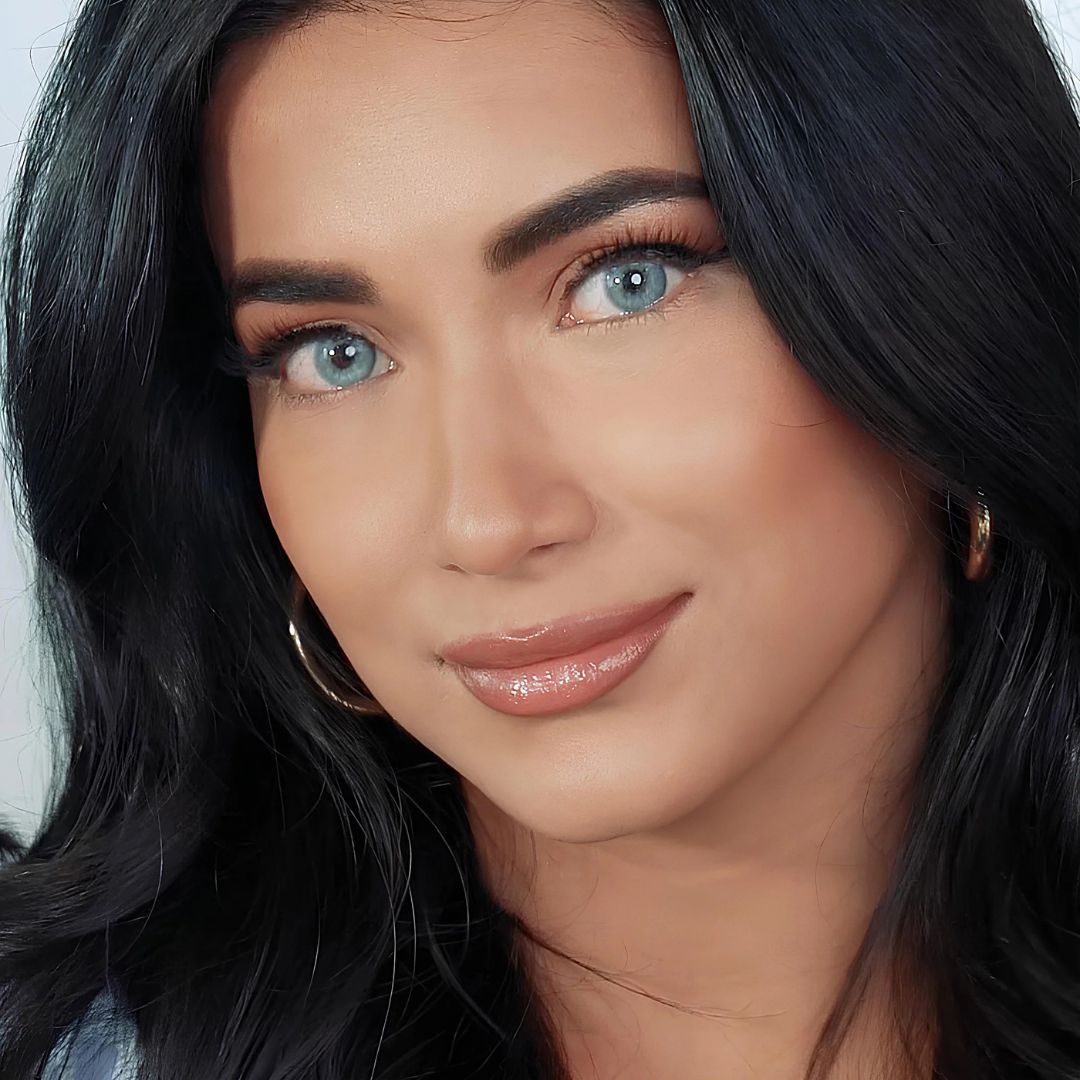 Bright blue eyes with Swati Aquamarine daily contacts